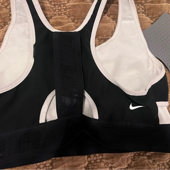 Nike Sports Bra with Inserts 🖤 - Picture 3 of 5